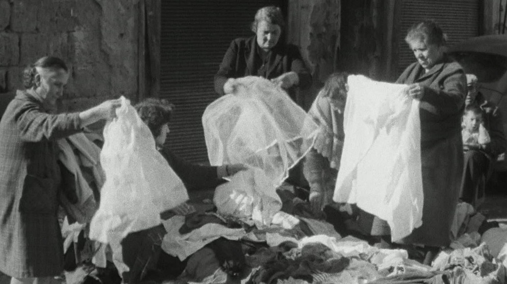 Frauen auf dem Lumpenmarkt in Resina bei Neapel 1965. | Bildquelle: BR