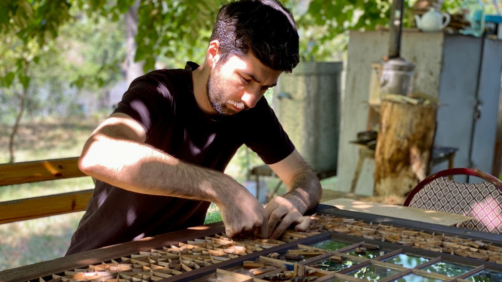 Ilgar Rasulov ist einer der wenigen Glas-Meister, die noch die Kunst der Shebeke-Fenster beherrschen. | Bildquelle: NDR/ARTE/TELLUX-Film GmbH/Till Lehmann