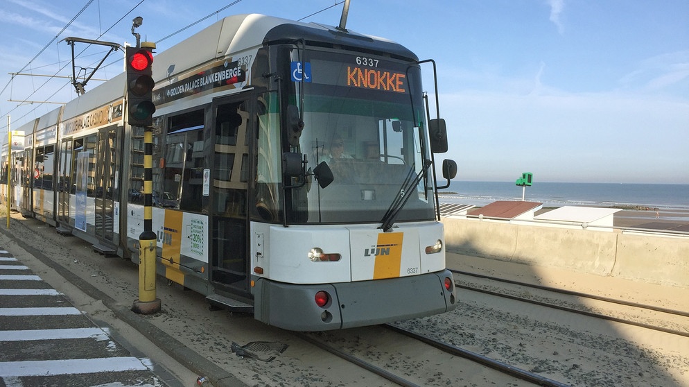 Seit über 130 Jahren unterwegs: die Kusttram von Belgien – nur ihr Design hat sich immer wieder verändert. | Bildquelle: SWR