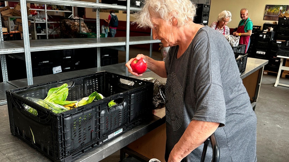 Auch Louise Brackland kommt einmal pro Woche zur Tafel und versorgt sich hier mit Gemüse und Obst. | Bildquelle: NDR/LEMON8