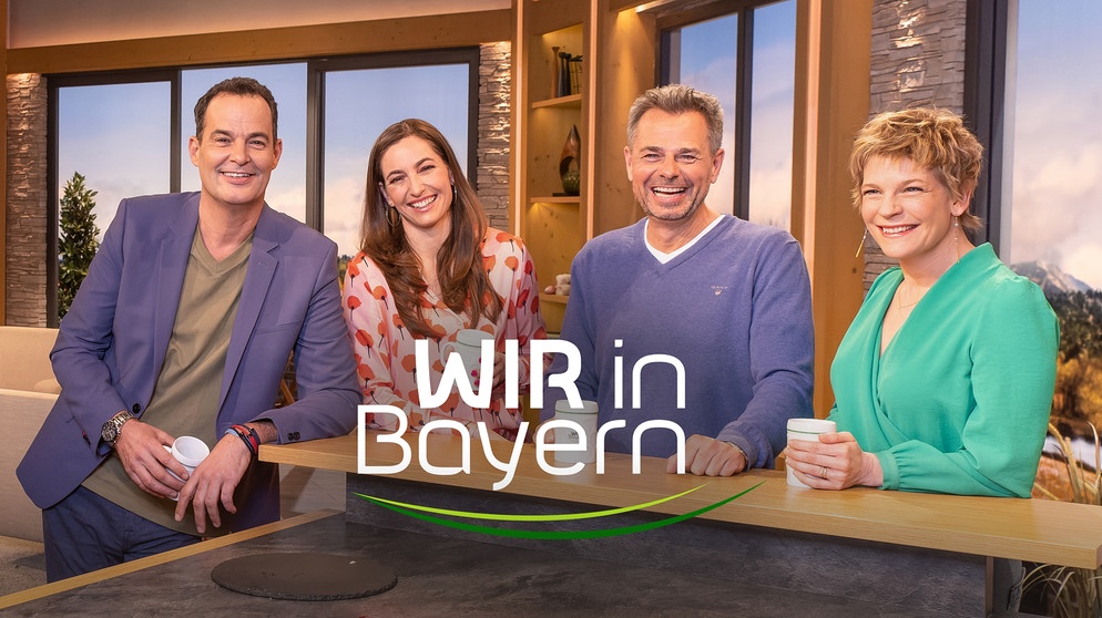 Key Visual/Cover Sendereihenbild mit Typo zu "Wir in Bayern". Lust auf Heimat: "Wir in Bayern" zeigt täglich die Vielfalt unseres Landes: gelebte Traditionen, interessante Menschen, lohnende Ausflugsziele. Dazu gibt es nützliche Tipps für den Alltag und kulinarische Schmankerl. Im Bild: das Moderatoren-Team (von links) Dominik Pöll, Andrea Lauterbach, Sandra Bouscarrut und Michael Sporer. | Bildquelle: BR/Markus Konvalin/Montage: BR