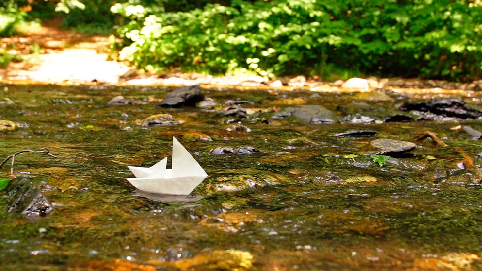 Papier-Boot im Wasser, eine Metapher für den Fluss des Lebens. | Bildquelle: BR/SWR/Stefan LIskowsky