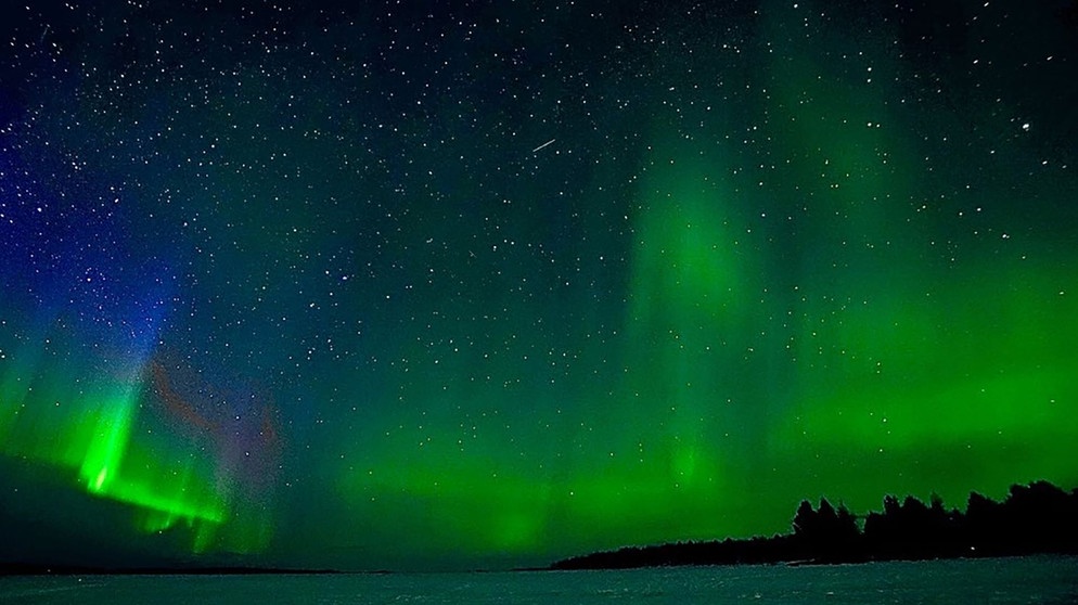 Bei idealen Wetterbedingungen hat man vielleicht das Glück die Aurora Borealis über dem gefrorenen Inari-See zu bestaunen. | Bildquelle: NDR/Florianfilm GmbH