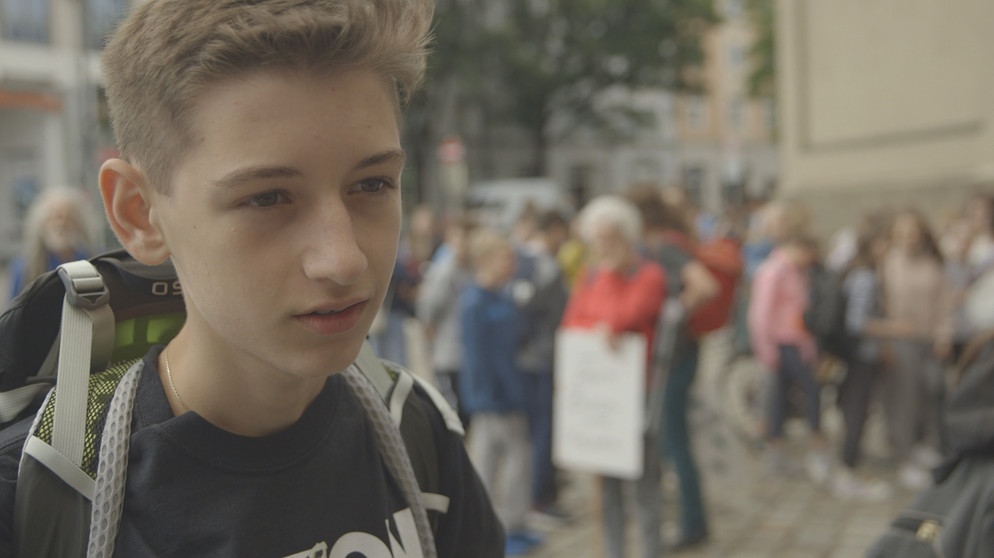 Wir treffen den 14-jährigen Autisten Jason. Wie Greta demonstriert er jeden Freitag für den Klimaschutz. Er schreibt gerade an einem Buch über den Urknall. In der Freizeit tourt er mit seinem Vater durch die Fußballstadien Europas. | Bildquelle: BR/MDR