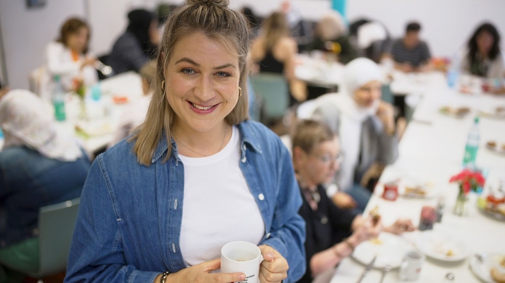 Ina Jäckel besucht das Frauencafé im „Kaiser 19“. | Bildquelle: NDR/Sven Wettengel