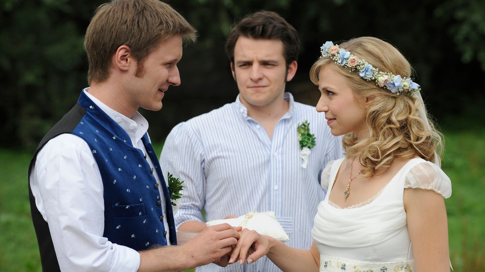 Ludwig und Caro schwören sich ewige Liebe. Von links: Ludwig Brunner (Martin Wenzl), Florian Brunner (Tommy Schwimmer) und Caro Ertl (Teresa Rizos). | Bildquelle: BR/Marco Orlando Pichler