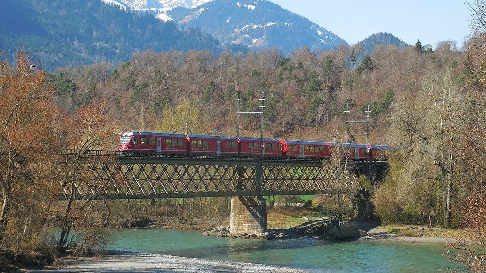 Glacierexpress bei Reichenau - am Zusammenfluss von Vorder- und Hinterrhein. | Bildquelle: BR/SWR/Alexander Schweitzer
