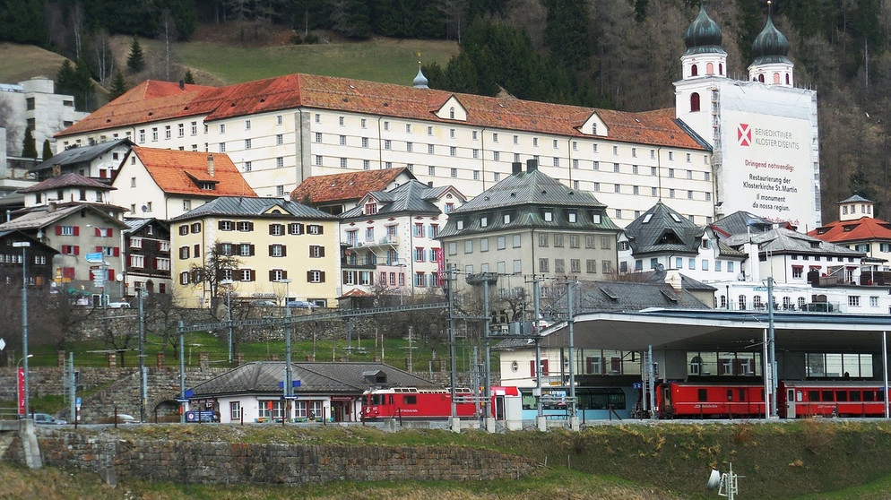 Kloster Disentis – im Vordergrund der Bahnhof. | Bildquelle: BR/SWR/Alexander Schweitzer