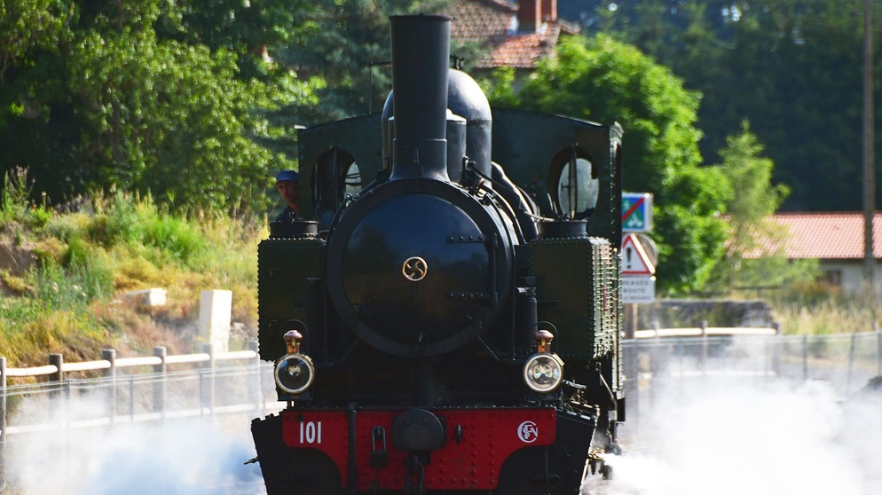 Die Dampflok des Velay-Express ist klein aber sie hat es in sich - sie ist eine der wenigen Mallet-Lokomotiven, die auf einer Schmalspurbahn noch in Betrieb ist. | Bildquelle: SWR