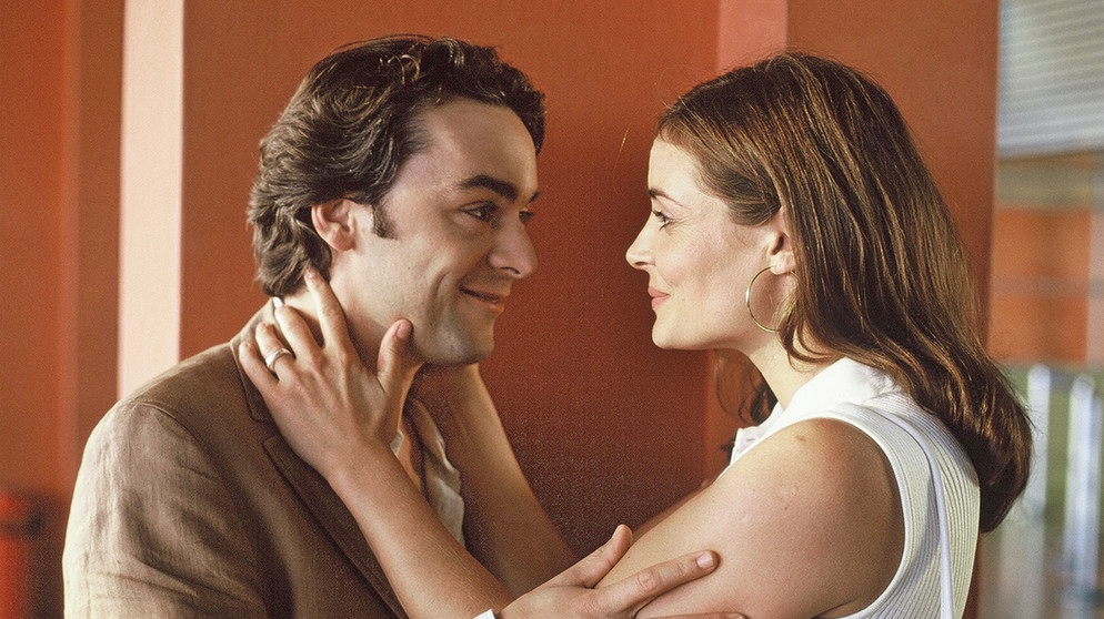 Olaf (Alexander Lutz) will die hübsche Kerstin (Elisabeth Lanz) heiraten. | Bildquelle: ARD Degeto/Lisa Film/Boris Guderjahn