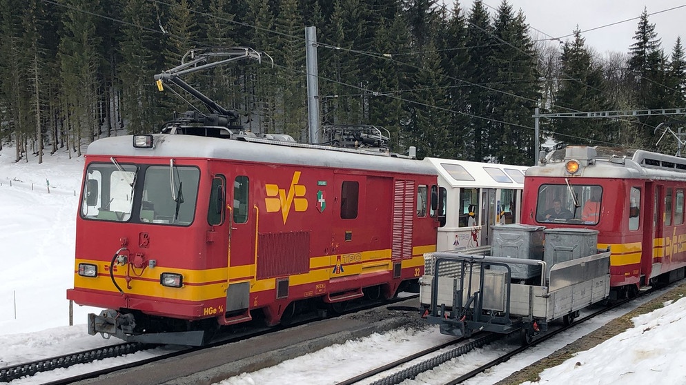 Am Col de Soud: BVB-Zug kreuzt „Müllzug“. Im Winter ist die Bahn das einzige Transportmittel nach oben. Auch die Müllcontainer werden mit der Bahn abtransportiert. | Bildquelle: SWR/Alexander Schweitzer