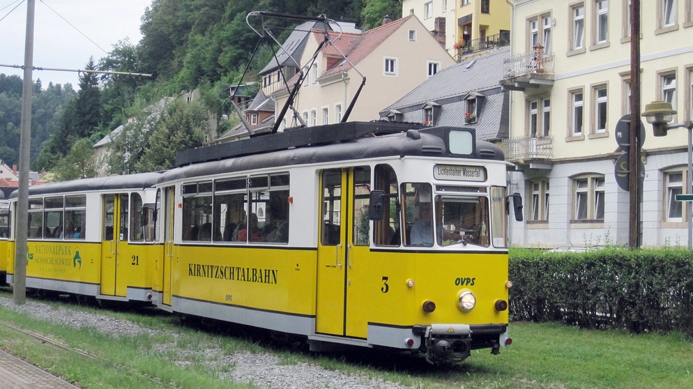 Die Überlandstraßenbahn Kirnitzschtalbahn. Sie bringt Kurlauber in eines der schönsten Wandergebiete der Sächsichen Schweiz. | Bildquelle: SWR