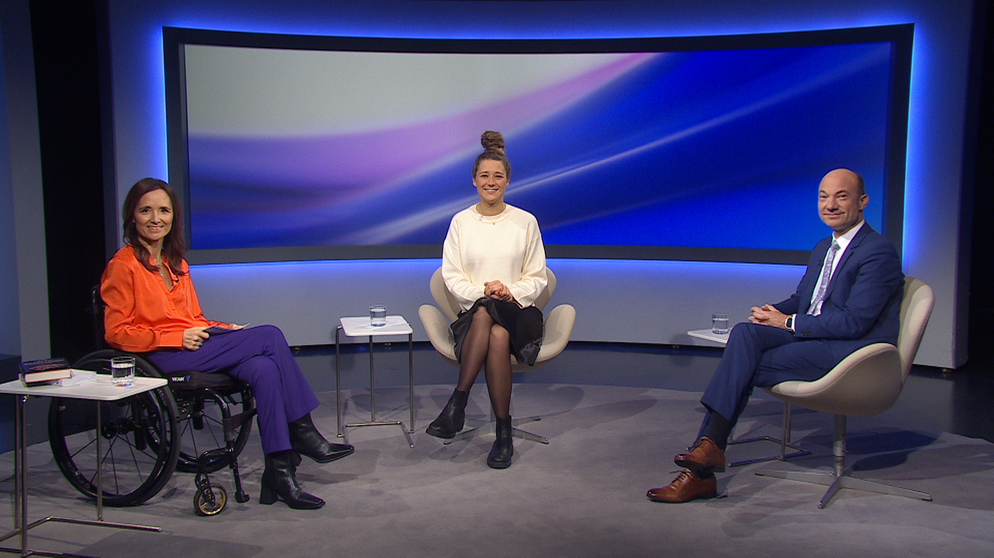 Moderatorin Mirjam Kottmann; Lisa Maria Schweidler, Autorin und Freie Rednerin; Prof. Dr. Andreas Menke, Ärztlichen Direktor der Klinik für Psychosomatische Medizin und Psychotherapie, Medical Park Chiemseeblick. | Bildquelle: BR