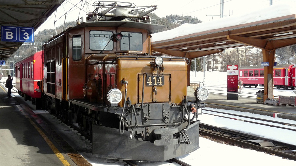 Züge am Bahnhof St. Moritz. | Bildquelle: SWR/Burkhard Kreisel