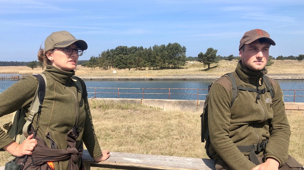 Sabrina Haufe und Tom Zornow; Ranger im Nationalpark Vorpommersche Boddenlandschaft. | Bildquelle: NDR/Karsten Goepel