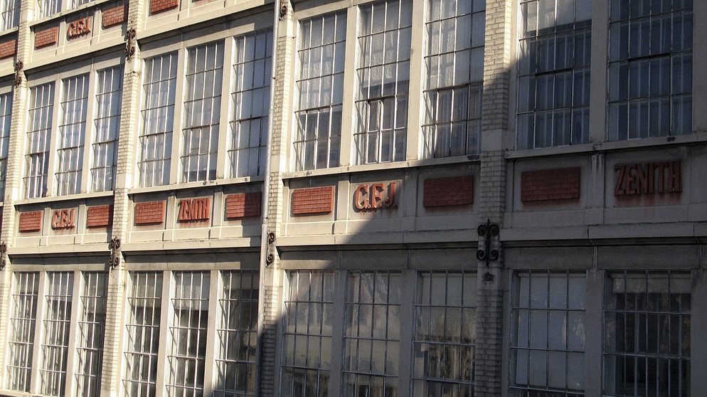 Le Locle: Fassade der Zenith Uhrenmanufaktur. | Bildquelle: BR/SWR