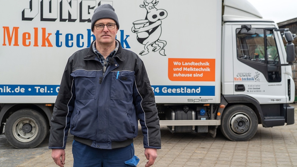 Jürgen Schriefer vor seinem rollenden Einkaufsladen für Milchviehbetriebe. | Bildquelle: NDR/Hellwig Film GmbH