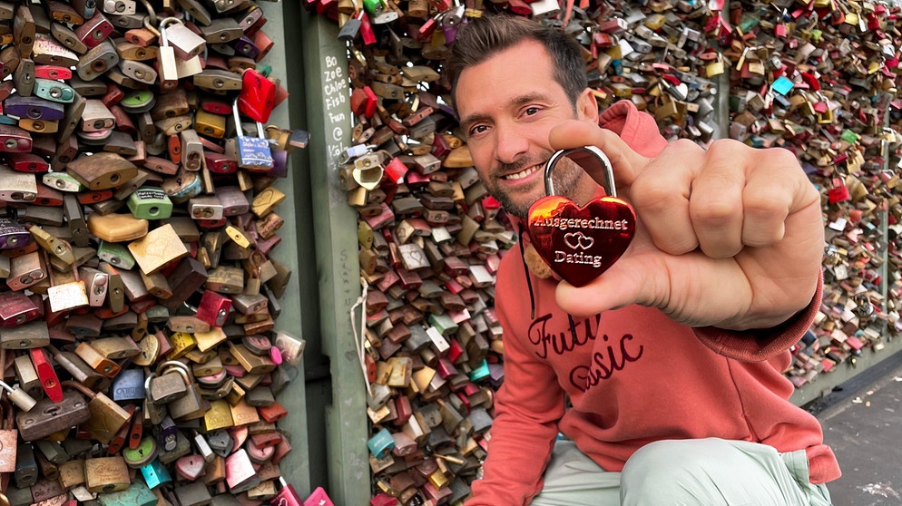 Jede vierte Beziehung in Deutschland hat ihre Wurzeln im World Wide Web. In „Ausgerechnet – Dating“ findet Daniel Aßmann heraus, wie teuer Dating heutzutage ist, und ob sich Zusatzfunktionen wirklich rechnen. | Bildquelle: WDR/Bavaria Entertainment GmbH/Lukas Feyder