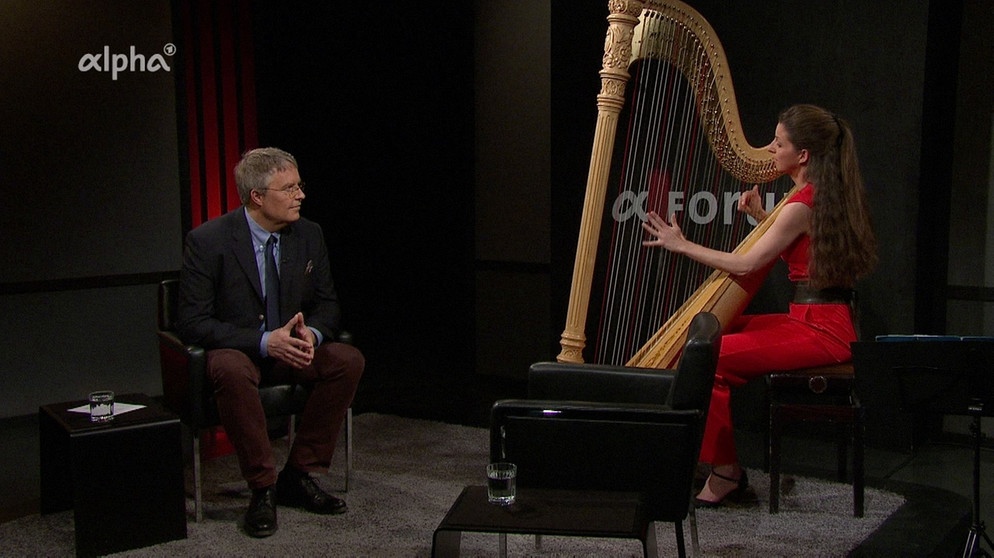 Hans-Jürgen Mende im Gespräch mit Silke Aichhorn (Harfenistin und Musikpädagogin). | Bildquelle: Honorarfrei lediglich für Ankündigungen und Veröffentlichungen im Zusammenhang mit obiger BR-Sendung bei Nennung: "Bild: BR". Nutzung im Social Media-Bereich, sowie inhaltlich andere Verwendungen nur nach vorheriger schriftlicher Vereinbarung mit dem BR-Bildarchiv, Tel. 089 / 5900 10580, Fax 089 / 5900 10585, Mail Pressestelle.foto@br.de