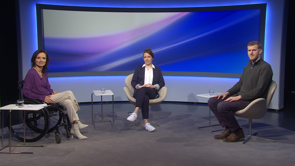 v.l.n.r.: Mirjam Kottmann; Prof. Dr. Carolin Wendling, Max von Pettenkofer-Institut, LMU München; Dr. Kilian Vogele, Biophysiker, Mitbegründer und Geschäftsführer Invitris GmbH. | Bildquelle: BR