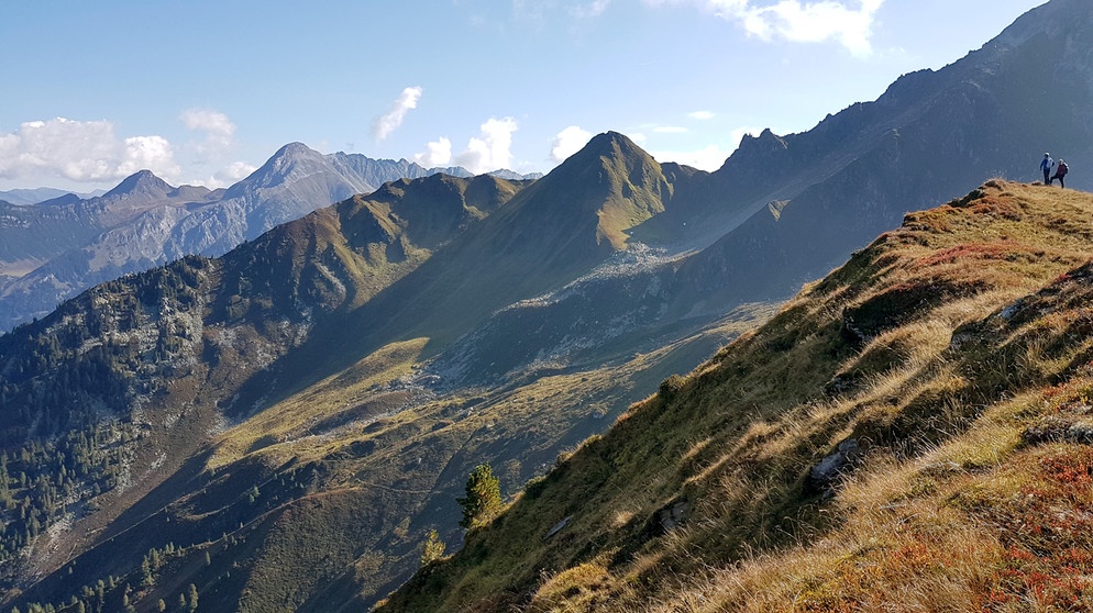 Die Reise durch die Jahreszeiten beginnt im spätsommerlichen Zillertal. Wenn es im Tal noch ruhig ist, erstrahlen die Berge in einem besonderen Glanz, in ganz eigenen Farben. Im Bild: Panorama Zillertal. | Bildquelle: ORF/ORF III/Anton Silberberger