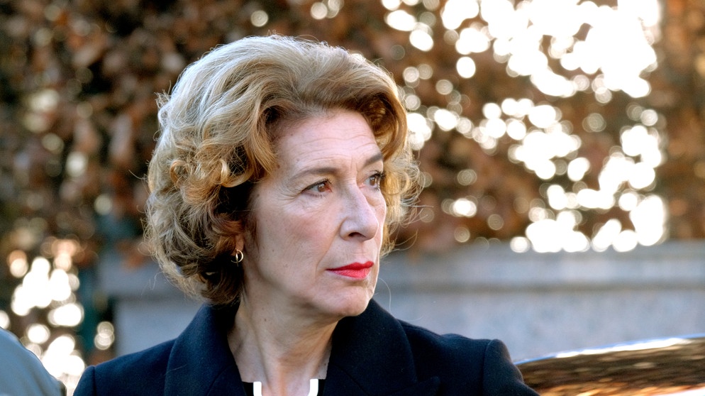 Stella (Adele Neuhauser) hat sich zu einer Fahrt in die Schönheitsklinikentschieden. | Bildquelle: BR/Bavaria Fiction GmbH/ORF