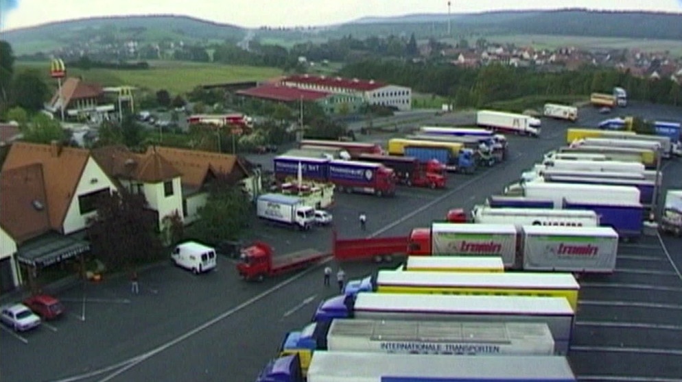 Parkende LKWs auf dem Autohof Geiselwind. | Bildquelle: BR/RB