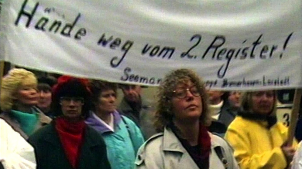 Seemannsfrauen machten mobil gegen die Einführung des 2. Deutschen Schiffsregisters, das Reedern erlaubt, ausländische Seeleute auf deutschen Schiffen nach Billigtarifen ihrer Heimatländer anzuheuern. | Bildquelle: BR/RB