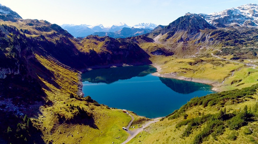 Die Lechtaler Alpen beeindrucken mit ihrer abwechslungsreichen Landschaft, ihrer vielfältigen Flora und Fauna sowie mit zahlreichen Naturjuwelen. Im Bild: Formarinsee. | Bildquelle: ORF/Verlagshaus Hans Jöchler