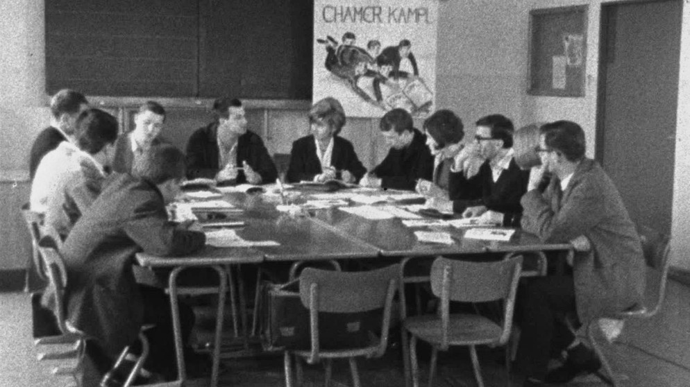 Redaktionssitzung der Schülerzeitung Chamer Kampl 1966. | Bildquelle: BR