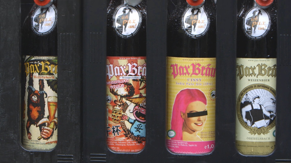 Verschiedene Etiketten der Biere der Pax Bräu aus Oberelsbach (Landkreis Rhön-Grabfeld). | Bildquelle: BR