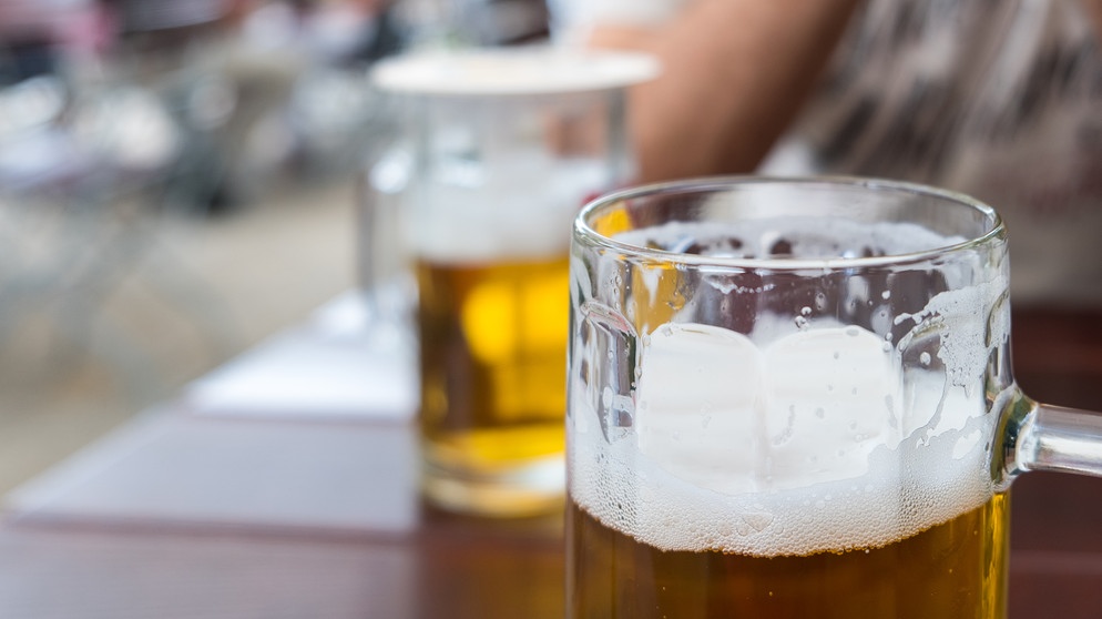 Bei "Bier-Weltmeisterschaften" landen seit Jahren amerikanische Biere ganz vorne. In den USA ist der Trend zu neuen Biersorten unübersehbar – es sind in bester Handwerkstradition gebraute Biere. Bayern, so scheint es, hat diese Bewegung fast verschlafen. Doch jetzt lebt sie vor allem im Chiemgau, in München, im Allgäu und in Oberfranken auf. Der Hopfen ist dabei die Zauberpflanze: neue Züchtungen, die dem Bier ungewohnte Geschmacksrichtungen verleihen. | Bildquelle: BR/Sylvia Bentele