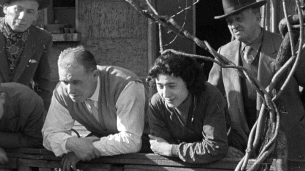Was verdient Ende der 50er-Jahre ein Arbeiter in den großen Städten Europas? Und wie viel junge weibliche Angestellte in diesen Metropolen? Antworten auf diese Fragen gibt der Film von Horst Dallmayr aus dem Jahr 1959. Der Arbeiter in London verdiente damals sehr viel mehr als zum Beispiel der in Mailand oder München. Aber wie sah diese Arbeit konkret aus? Konnte man sich von dem Geld nur ein Zimmer, eine Wohnung oder gar ein kleines Häuschen leisten? Was machten die Menschen in Ihrer Freizeit? | Bildquelle: BR