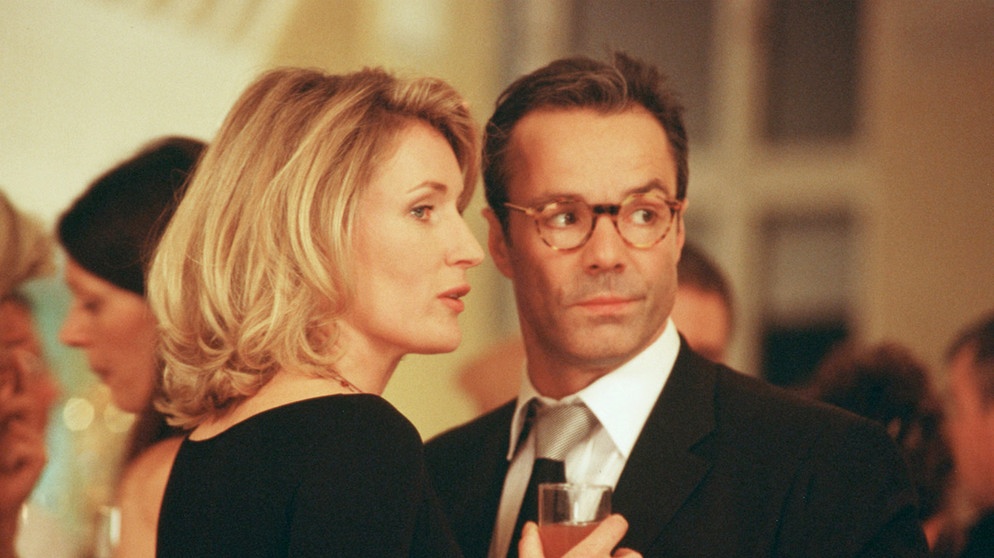 Konrad (Hannes Jaenicke) und Hanna (Maria Furtwängler) müssen aufpassen, das niemand etwas von ihrer Affäre bemerkt. | Bildquelle: ARD Degeto/Barbara Bauriedl