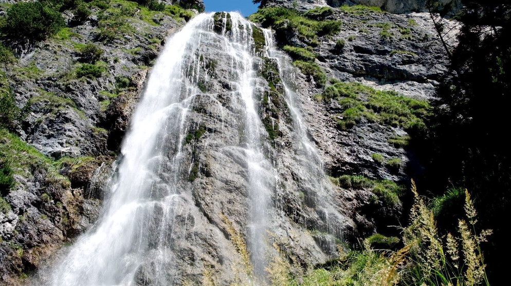 Der Achensee liegt nördlich von Jenbach in Tirol, 380 m über dem Inntal. Er ist ein von Gletschern geschaffener Natursee mit nahezu Trinkwasserqualität. Entstanden ist das "Meer der Tiroler", wie der See von Seglern und Surfern auch liebevoll genannt wird, vor ca. 20.000 Jahren. Der über 130 Meter tiefe Achensee ist Tirols größter See. Blau-grün schimmernd, wie ein Fjord, liegt er idyllisch eingebettet zwischen dem Karwendelgebirge im Westen und dem Rofan Gebirge im Osten. | Bildquelle: ORF/Toni Silberberger
