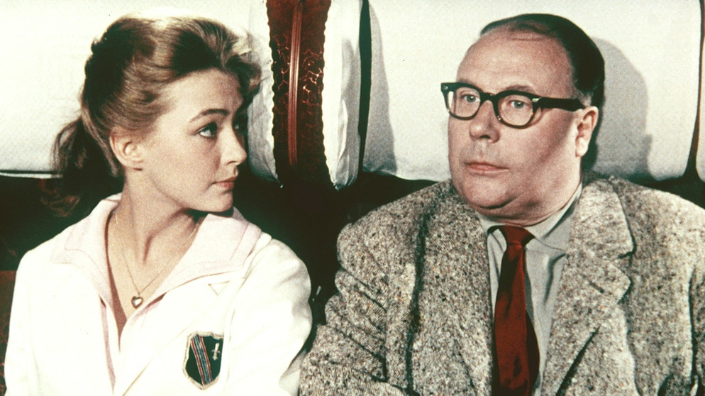 In der Bahn lernt der altmodische Gottlieb (Heinz Erhardt) die kesse Schülerin Kiki (Christine Kaufmann) kennen. | Bildquelle: ARD Degeto