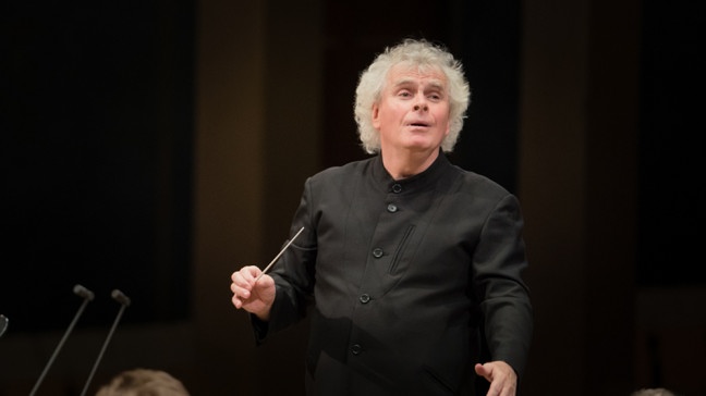 Die Mahler-Aufführungspraxis des Orchesters begleitet Simon Rattle schon seit Jugendtagen. In Liverpool erlebte der Chefdirigent der Berliner Philharmoniker als junger Zuhörer beinahe alle Mahler-Interpretationen des BR-Symphonieorchesters live unter der Leitung von Rafael Kubelik. Diese Art des Musizierens sei prägend und unvergesslich für ihn gewesen, so Rattle. Für die erste Mahler-Zusammenarbeit zwischen Dirigent und Orchester steht das monumentale Werk "Das Lied von der Erde" auf dem Programm. In den beiden Gesangspartien sind die tschechische Mezzosopranistin Magdalena Kožená und der australische Tenor Stuart Skelton zu erleben. | Bildquelle: BR/Peter Meisel