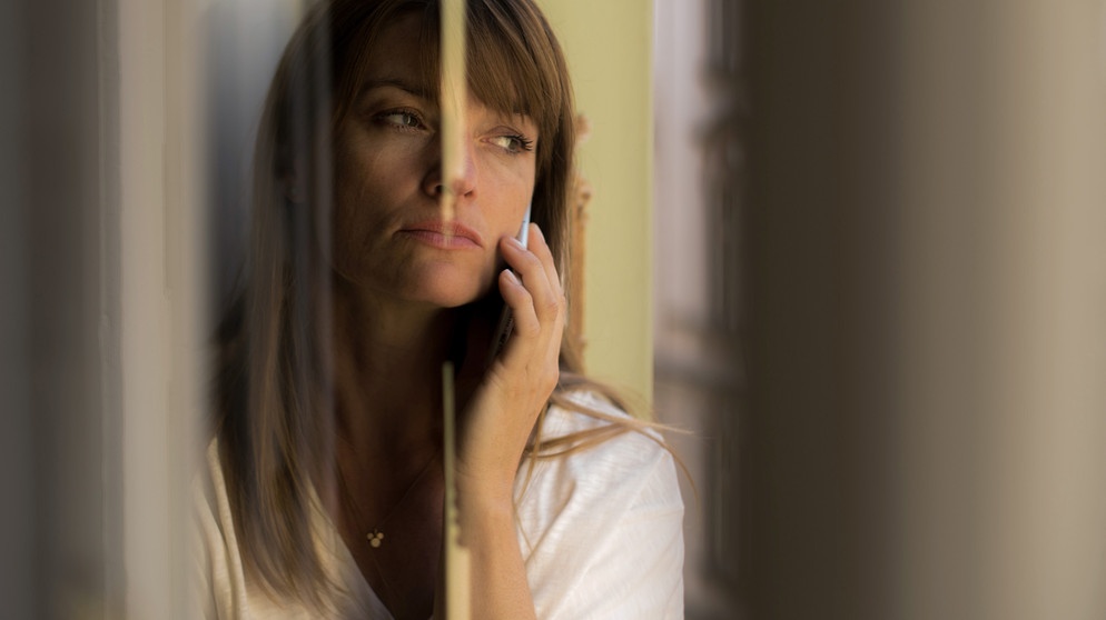 Dominique (Ina Paule Klink) begeht einen schlimmen Vertrauensbruch. | Bildquelle: ARD Degeto/Graf Film/Roland Suso Richter