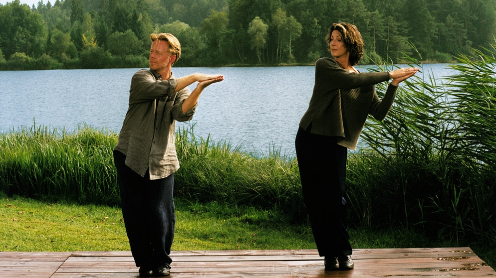 Integrales Qi Gong zeigt einen Einblick in die Welt des Qi Gong mit seinen unterschiedlichen Wirkungsweisen und Übungsschwerpunkten aus den verschiedenen Traditionen und Methoden des Daoismus und des Chan (Zen-) Buddhismus. Andreas W. Fritsch und Eva Rehle stellen neben verblüffend einfachen Übungen wie die "Schüttelübung", den "Dreifachen Erwärmer regulieren" und "Stehen wie ein Baum", faszinierende Bewegungsabläufe wie der "Schwimmende Drache", oder die "Meisterübung" vor. | Bildquelle: BR/PSF Film + Video GmbH