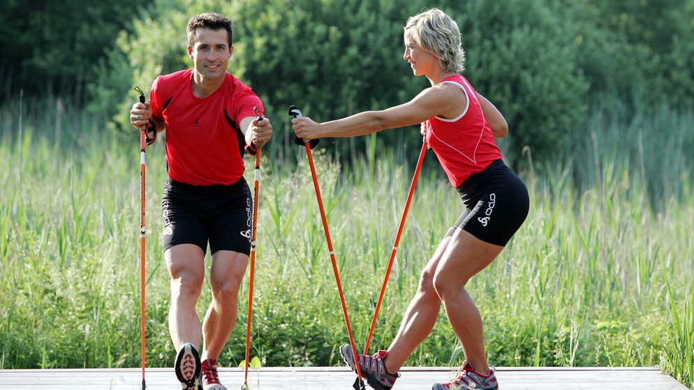 Überall auf Straßen, Wiesen und Feldern sieht man sie im schnellen Schritt: die Nordic Walker. Peter Schlickenrieder zeigt, wie man diese Sportart abwechslungsreich gestalten und sich damit optimal auf den Wintersport vorbereiten kann. | Bildquelle: BR/PSE Film + Video GmbH/Sammy Minkoff