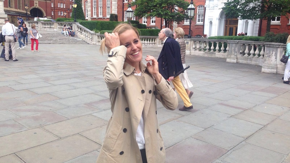 Sol Gabetta auf dem Platz vor der Royal Albert Hall. | Bildquelle: Honorarfrei lediglich für Ankündigungen und Veröffentlichungen im Zusammenhang mit obiger BR-Sendung bei Nennung: Bild: BR/Alexander Hellbrügge. Die Nutzung im Social Media-Bereich, sowie inhaltlich andere Verwendungen nur nach vorheriger schriftlicher Vereinbarung mit dem BR-Bildarchiv, Tel. 089 / 5900 10580, Fax 089 / 5900 10585, Mail Pressestelle.foto@br.de