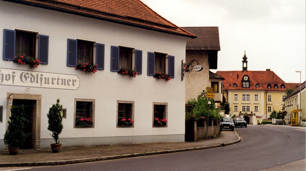 Die alte Schloßtaverne, Gasthof Edlfurtner in Thyrnau: Hier betreut die Wirtin Maria Wintersberger ihre Gäste. | Bildquelle: BR