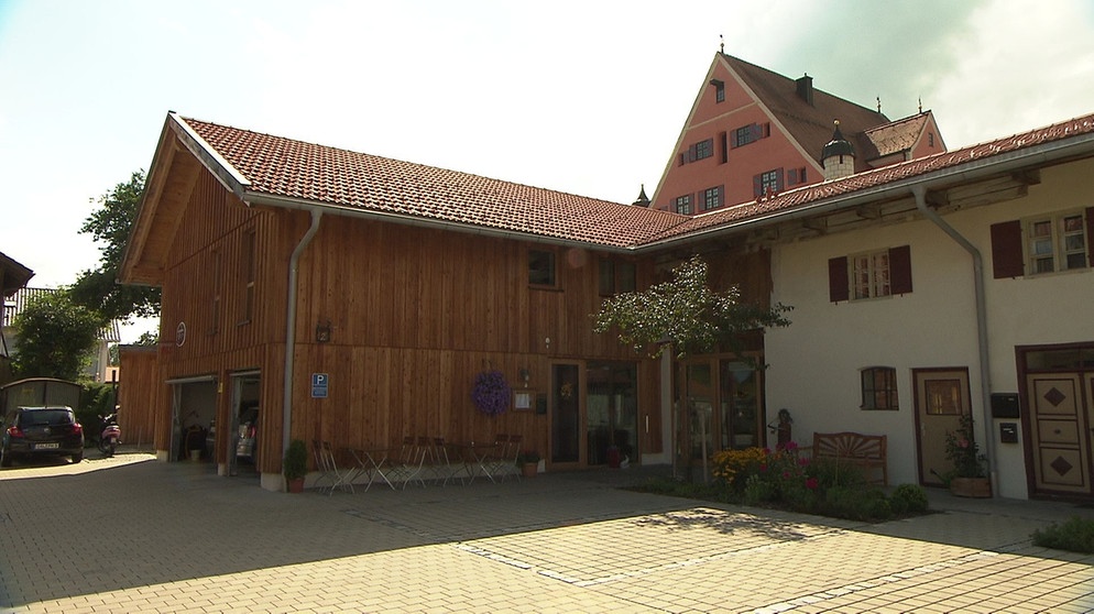 Bei diesem denkmalgeschützten Gebäude in Unterthingau im Ostallgäu ist der Wirtschaftsteil neu und der ehemalige Stall sowie der Wohnteil alt. | Bildquelle: Honorarfrei lediglich für Ankündigungen und Veröffentlichungen im Zusammenhang mit obiger BR-Sendung bei Nennung: "Bild: BR". Nutzung im Social Media-Bereich, sowie inhaltlich andere Verwendungen nur nach vorheriger schriftlicher Vereinbarung mit dem BR-Bildarchiv, Tel. 089 / 5900 10580, Fax 089 / 5900 10585, Mail Pressestelle.foto@br.de