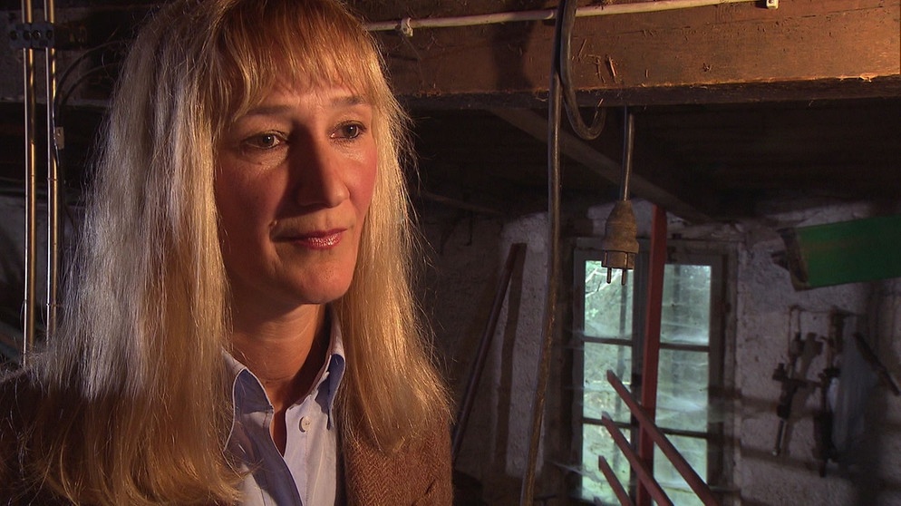Karin Herold-Wunderlich kümmert sich um ihr Kraftwerk, dass mit dem Wasser der Eger betrieben wird. | Bildquelle: Honorarfrei lediglich für Ankündigungen und Veröffentlichungen im Zusammenhang mit obiger BR-Sendung bei Nennung: "Bild: BR". Nutzung im Social Media-Bereich, sowie inhaltlich andere Verwendungen nur nach vorheriger schriftlicher Vereinbarung mit dem BR-Bildarchiv, Tel. 089 / 5900 10580, Fax 089 / 5900 10585, Mail Pressestelle.foto@br.de