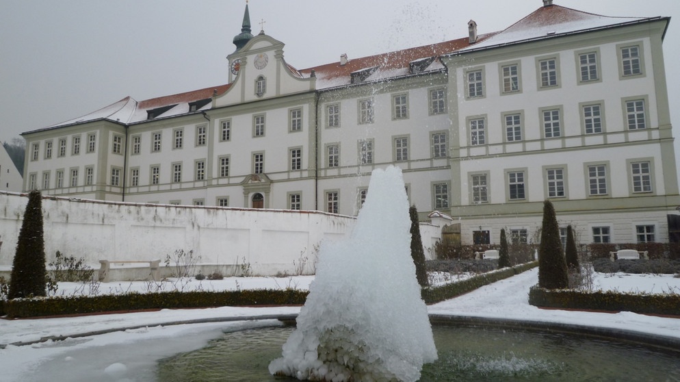 Liebhaber der alpenländischen Volksmusik sollten das Adventsingen im Bayerischen Fernsehen nicht versäumen, das auch heuer an einem ausgesucht schönen Ort stattfindet: in der Kirche des Benediktinerklosters Schäftlarn (im Bild), südlich von München. Namhafte Barock- und Rokoko-Künstler haben ihr wunderschönes Innenleben gestaltet, das nach langjähriger Renovierung in frischem Glanz erstrahlt. | Bildquelle: Honorarfrei lediglich für Ankündigungen und Veröffentlichungen im Zusammenhang mit obiger BR-Sendung bei Nennung: Bild: BR/Benediktinerabtei Schäftlarn. Die Nutzung im Social Media-Bereich, sowie inhaltlich andere Verwendungen nur nach vorheriger schriftlicher Vereinbarung mit dem BR-Bildarchiv, Tel. 089 / 5900 10580, Fax 089 / 5900 10585, Mail Pressestelle.foto@br.de