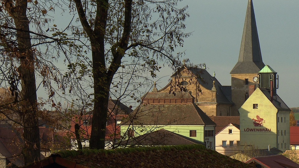 In Buttenheim gibt es drei Brauereien, eine davon ist das Brauereigasthaus "Löwenbräu". | Bildquelle: Honorarfrei lediglich für Ankündigungen und Veröffentlichungen im Zusammenhang mit obiger BR-Sendung bei Nennung: "Bild: BR". Nutzung im Social Media-Bereich, sowie inhaltlich andere Verwendungen nur nach vorheriger schriftlicher Vereinbarung mit dem BR-Bildarchiv, Tel. 089 / 5900 10580, Fax 089 / 5900 10585, Mail Pressestelle.foto@br.de