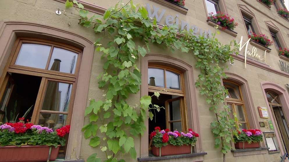 Das direkt am Marktplatz stehende Weinhotel Müller betreibt Thomas Müller zusammen mit seiner Familie. | Bildquelle: Honorarfrei lediglich für Ankündigungen und Veröffentlichungen im Zusammenhang mit obiger BR-Sendung bei Nennung: "Bild: BR". Nutzung im Social Media-Bereich, sowie inhaltlich andere Verwendungen nur nach vorheriger schriftlicher Vereinbarung mit dem BR-Bildarchiv, Tel. 089 / 5900 10580, Fax 089 / 5900 10585, Mail Pressestelle.foto@br.de