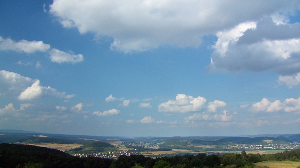 Landschaft rund um Hammelburg. | Bildquelle: Honorarfrei lediglich für Ankündigungen und Veröffentlichungen im Zusammenhang mit obiger BR-Sendung bei Nennung: Bild: BR/Matthias Hlous. Die Nutzung im Social Media-Bereich sowie inhaltlich andere Verwendungen nur nach vorheriger schriftlicher Vereinbarung mit dem BR-Bildmanagement, Tel. 089 / 5900 10580, Fax 089 / 5900 10585, Mail Bildmanagement@br.de