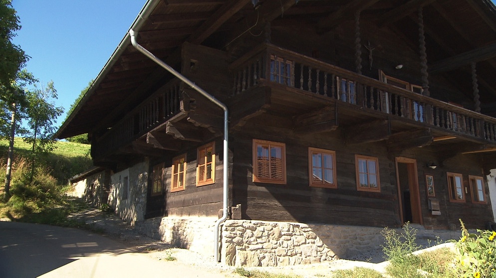 Das Bauernhaus gehört zum Weiler Datting, der bereits im 13. Jahrhundert urkundlich erwähnt wurde. | Bildquelle: Honorarfrei lediglich für Ankündigungen und Veröffentlichungen im Zusammenhang mit obiger BR-Sendung bei Nennung: "Bild: BR". Nutzung im Social Media-Bereich sowie inhaltlich andere Verwendungen nur nach vorheriger schriftlicher Vereinbarung mit dem BR-Bildmanagement, Tel. 089 / 5900 10580, Fax 089 / 5900 10585, Mail Bildmanagement@br.de