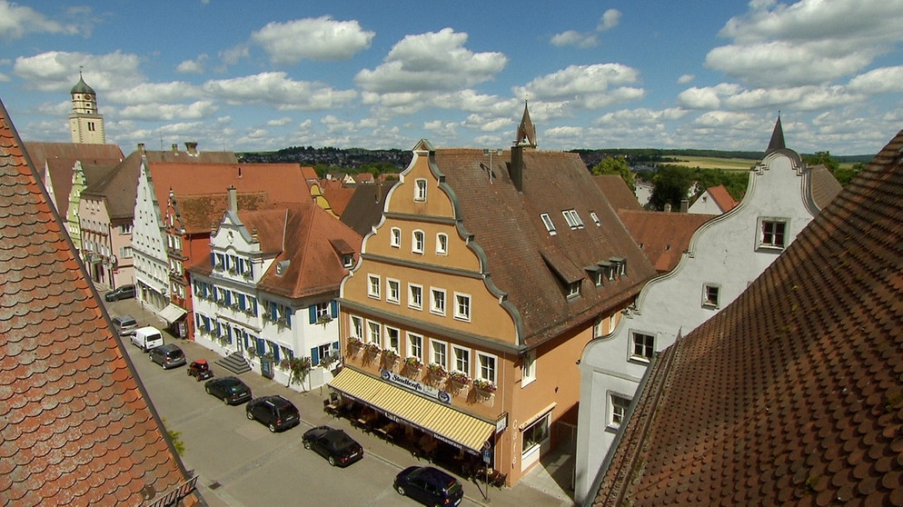 Die Residenzstadt Oettingen von oben. | Bildquelle: Honorarfrei lediglich für Ankündigungen und Veröffentlichungen im Zusammenhang mit obiger BR-Sendung bei Nennung: Bild: BR/Herbert Lehner. Die Nutzung im Social Media-Bereich sowie inhaltlich andere Verwendungen nur nach vorheriger schriftlicher Vereinbarung mit dem BR-Bildmanagement, Tel. 089 / 5900 10580, Fax 089 / 5900 10585, Mail Bildmanagement@br.de